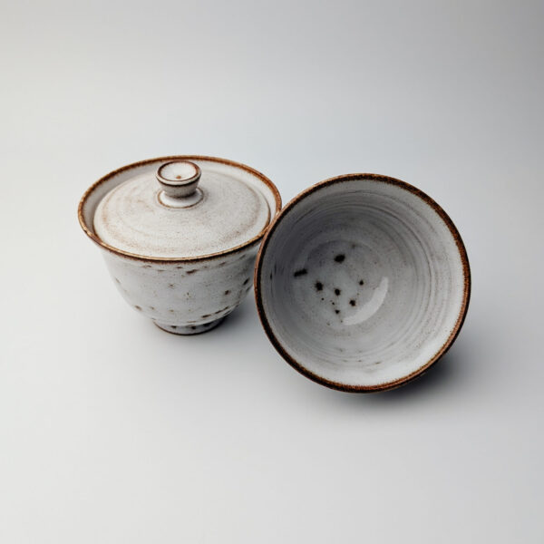 Mleczny Gaiwan Ceramiczny z Czarką do Rytuału Herbacianego